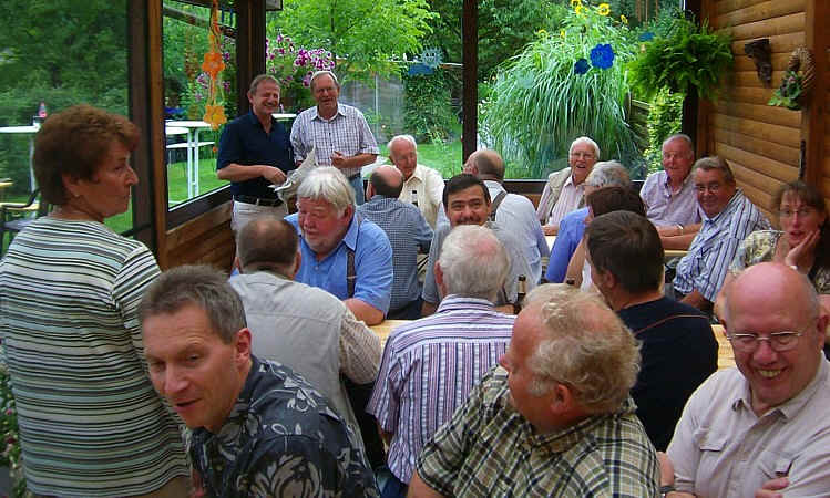 Paul Strauch spricht zu den versammelten Zuchtfreunden
