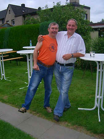 Zwei Männer Arm in Arm im Garten