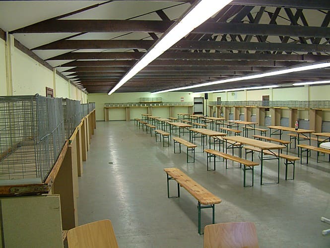 Aufgebaute Ausstellungskäfige vor dem Einlass