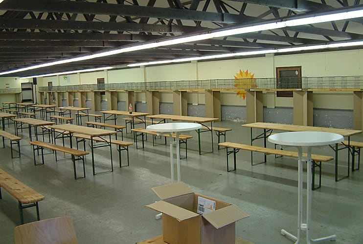 Aufgebaute Ausstellungskäfige vor dem Einlass