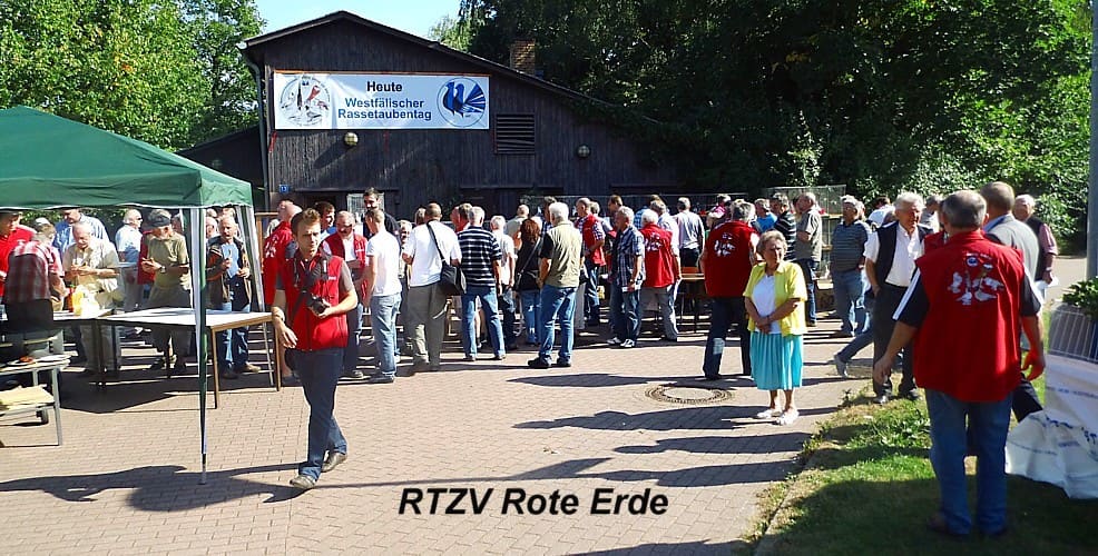 Besucher vor der Halle