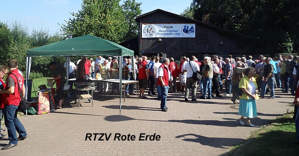 Besucher vor der Halle