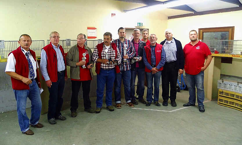 Gruppenfoto der Sieger mit Pokalen, Preisrichtern und Veranstaltern
