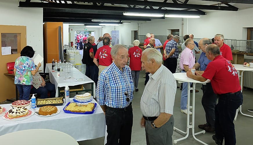 Besucher zwischen den Ausstellungskäfigen