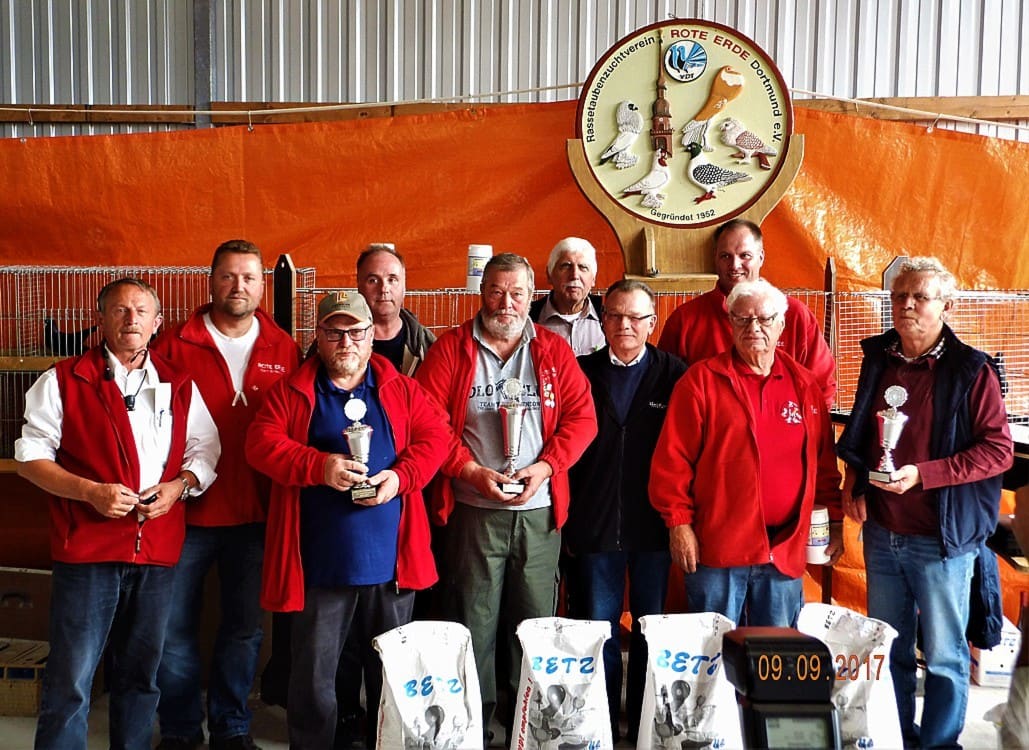Gruppenfoto der erfolgreichen Züchter mit Preisrichtern und Vereinsvertretern