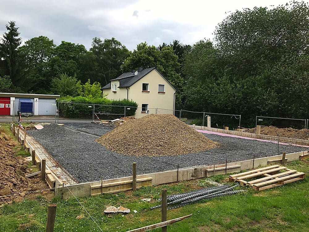 Hallenfläche mit Schotterhaufen