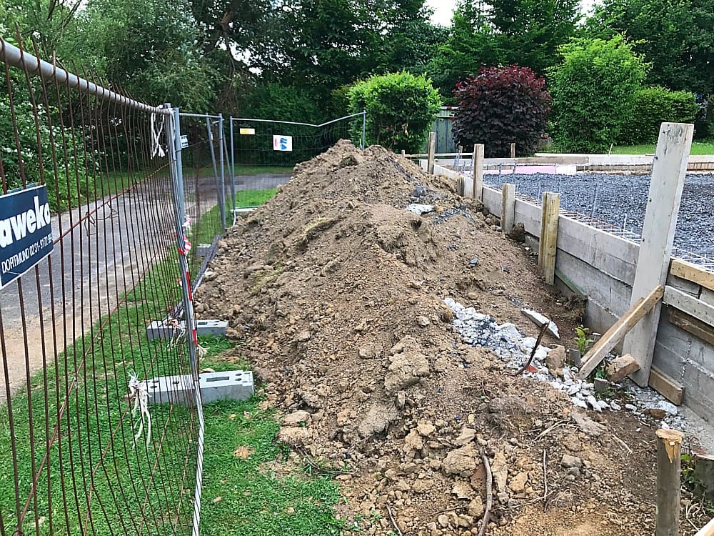 Unbearbeiteter Boden neben der Hallenfläche