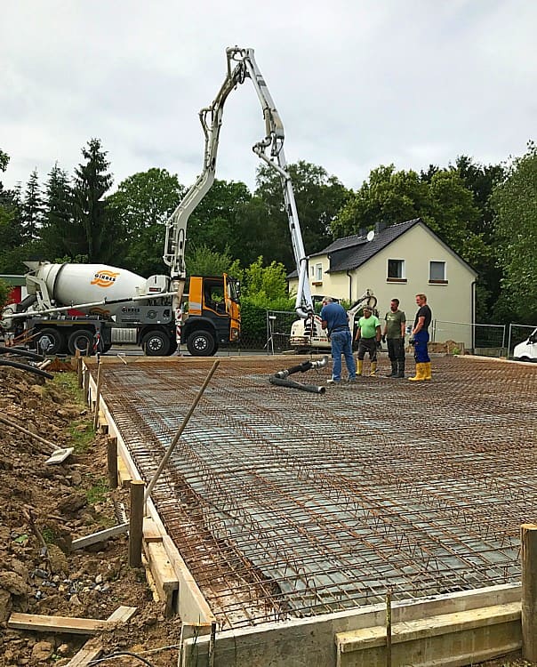 Betonpumpe und wartende Betonmischer