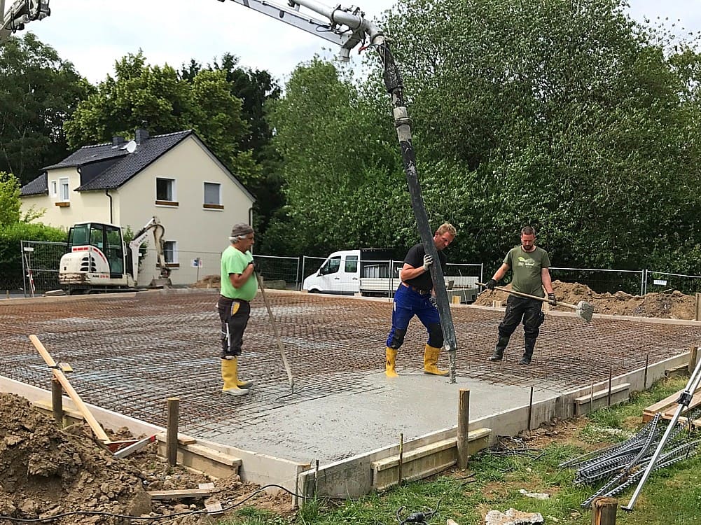 Beton wird in der Fläche verteilt
