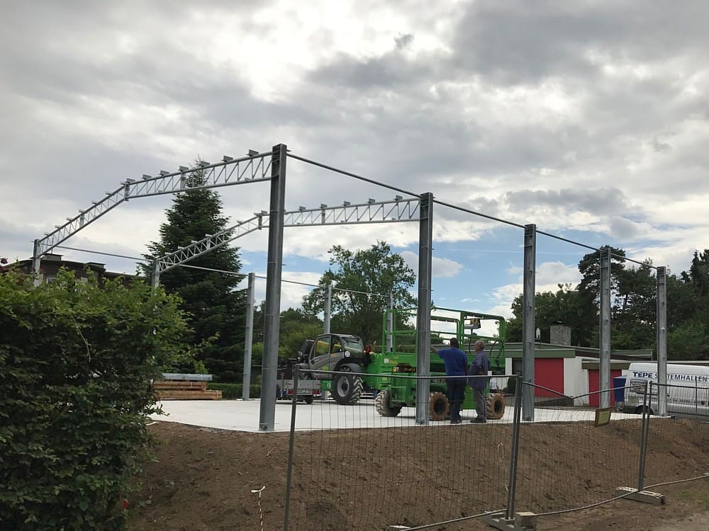 Stahlrahmen der Halle mit ersten Dachelementen