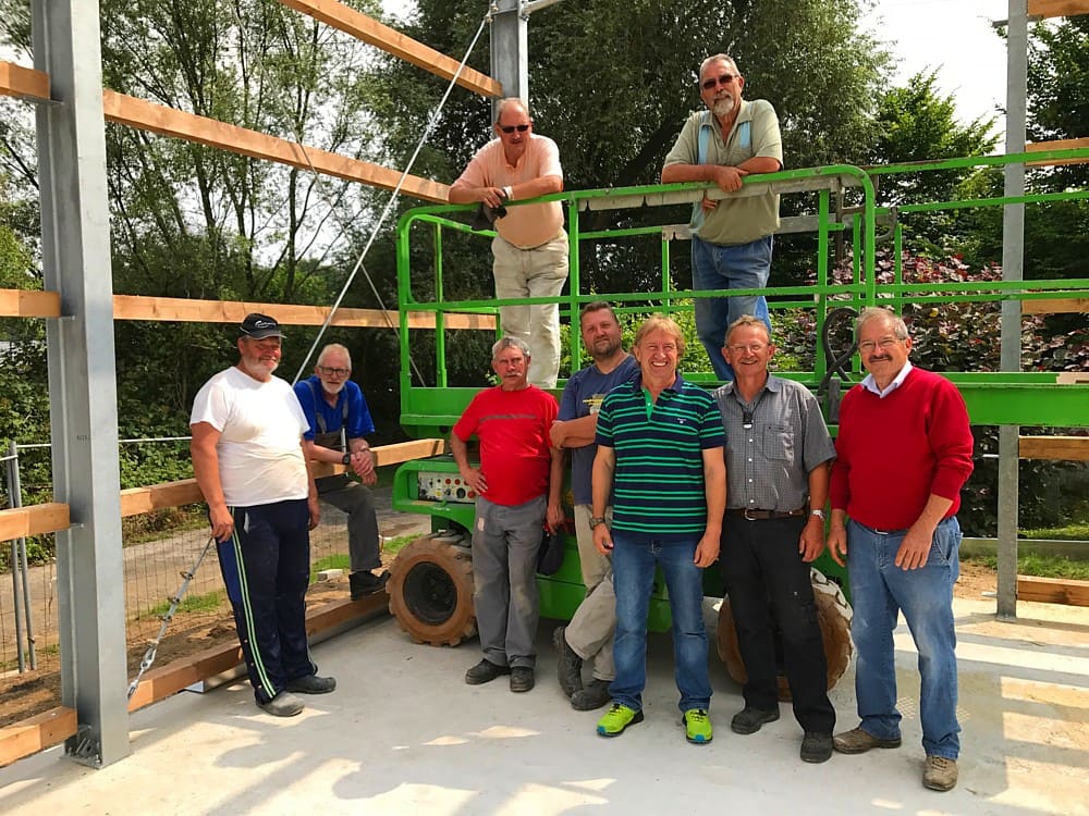 Die Baumannschaft vor und auf dem Hubwagen