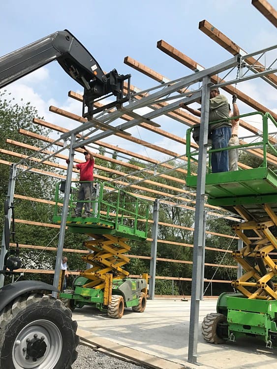Arbeit auf dem Hubwagen am Sturz für das Rolltor