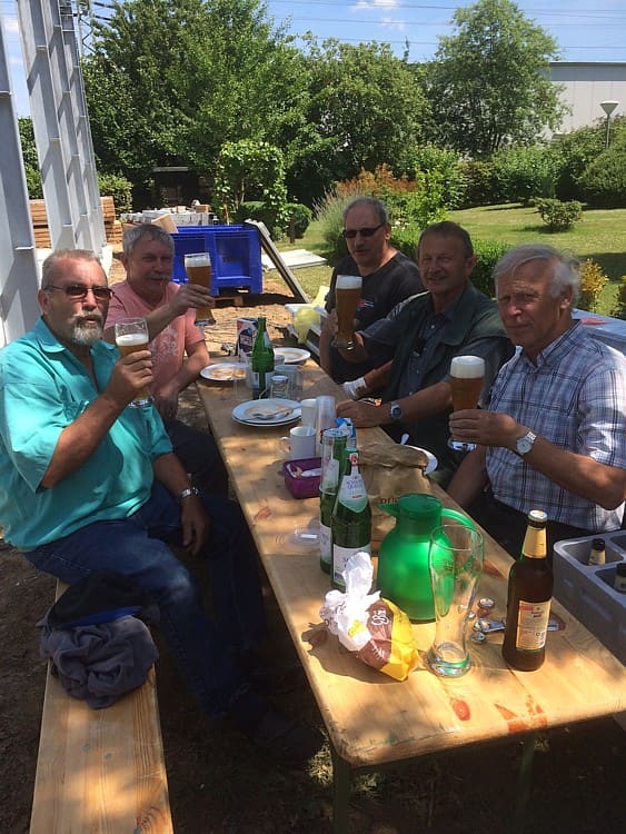 Helfer in der Mittagspause mit Weißbier