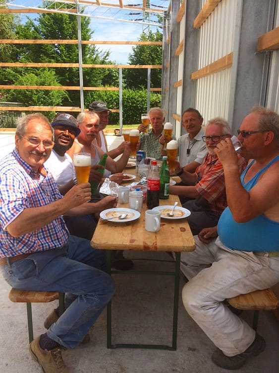 Helfer stoßen in der Halle an