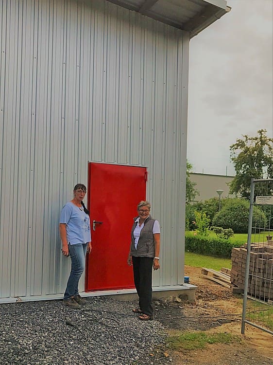 Die rote Eingangstür der Halle