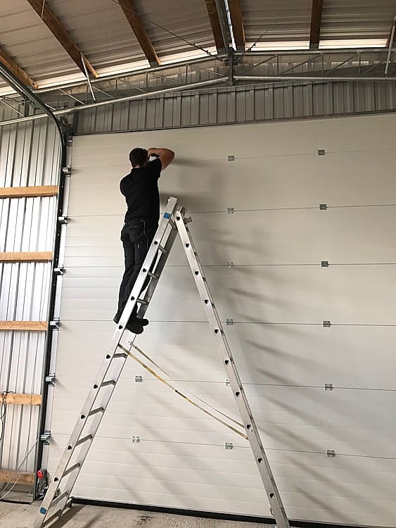 Montage des obersten Torelements