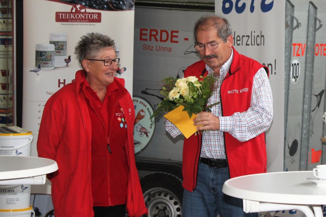 Walter Brune bedankt sich bei Brigitte Köhnemann