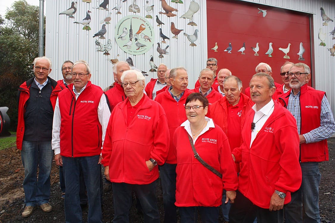 Gruppenfoto der Mitglieder in roten Jacken