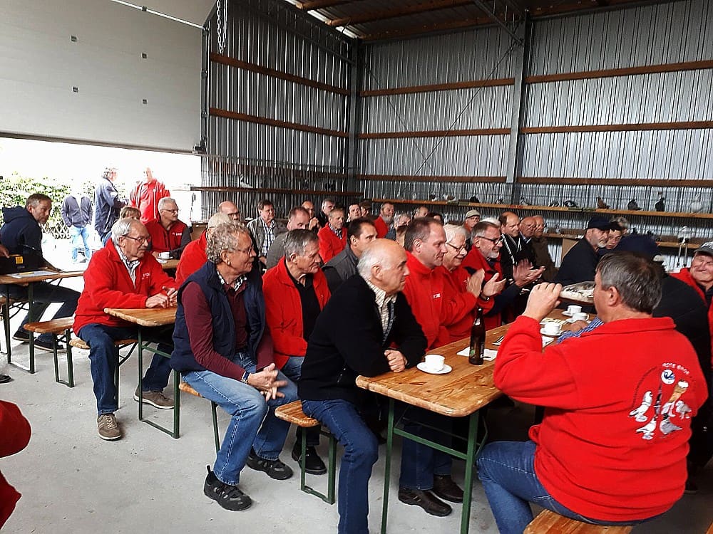 Voll besetzte Halle mit Besuchern
