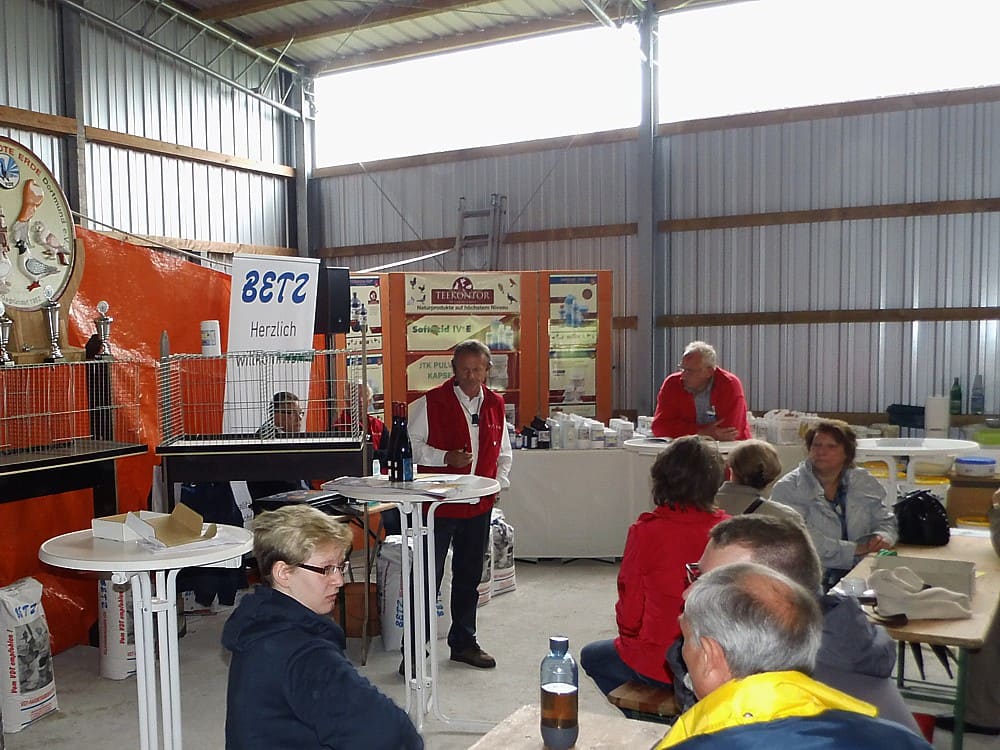 Informationsstände der Firmen in der Halle