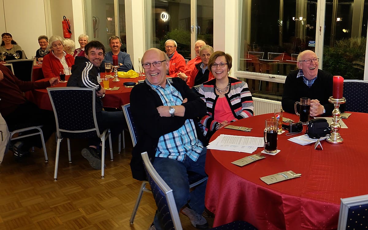 Gäste und Vereinsmitglieder am Tisch
