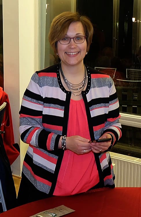 Sonderrichterin Marina Körber mit einer Perückentaube