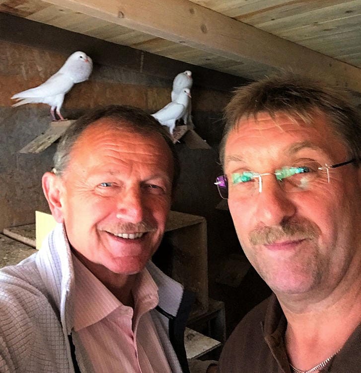 Selfie zweier Züchter, im Hintergrund weiße Steller Kröpfer