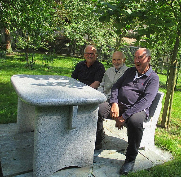 Drei Zuchtfreunde sitzen im Schatten