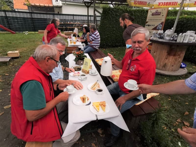 Züchter und Gäste beim geselligen Beisammensein