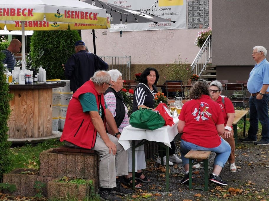 Züchter und Gäste beim geselligen Beisammensein