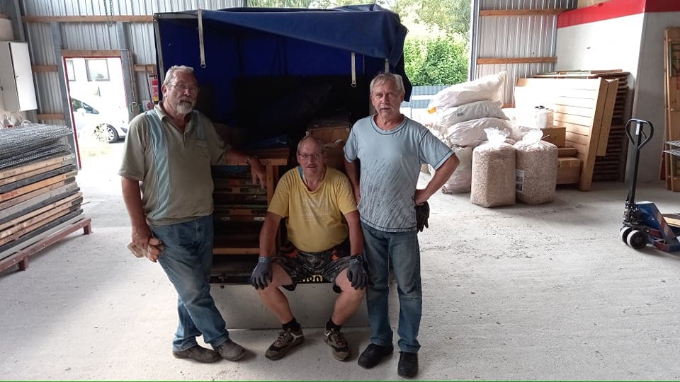 Vereinsmitglieder laden Ausstellungskäfige