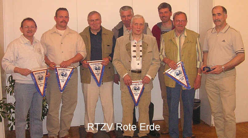 Gruppenfoto der Deutschen Meister 2004 des RTZV Rote Erde mit Zuchtwart und Vereinsmeister